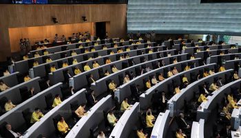 Синий - это цвет, в котором Сенат занимает центральное место в Таиланде