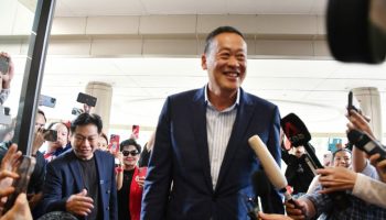 Сретта Тависин возглавляет опрос как любимый политик Таиланда