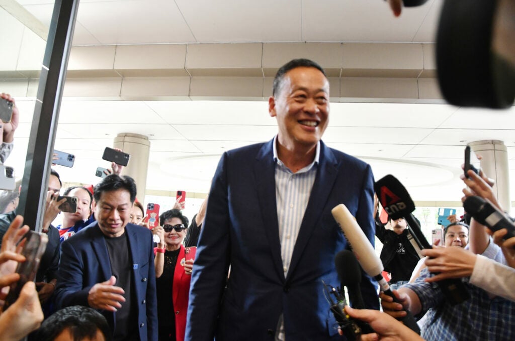 Сретта Тависин возглавляет опрос как любимый политик Таиланда