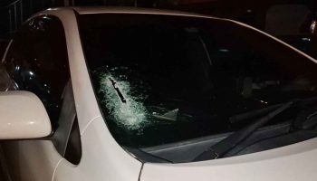 Стальная пластина разбивает ветровое стекло, перерезает шею водителю
