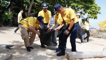 Сурат Тани отмечает день рождения короля очисткой пляжа и подводных сооружений