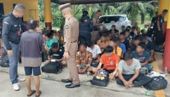 Тайская дорожная драма: полицейские приводят в чувство контрабандиста, сделав ему искусственное дыхание