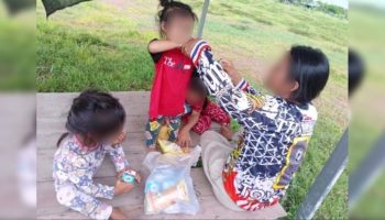 Тайский мужчина бросает семью в придорожной хижине в Удонтхани