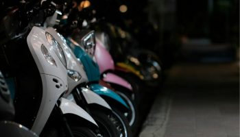 Тайский мужчина объявлен в розыск за то, что лапал женскую грудь на мотоцикле