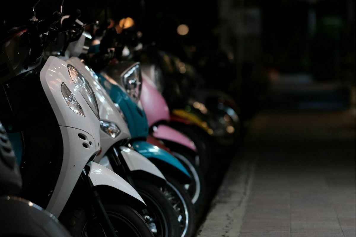 Тайский мужчина объявлен в розыск за то, что лапал женскую грудь на мотоцикле