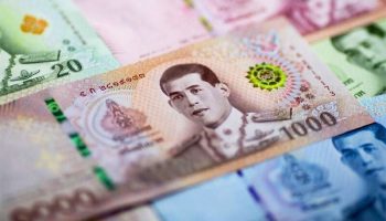 Тайский офицер в отставке оплачивает автомобиль наличными, чтобы помочь нуждающимся