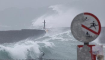 Тайцев на Тайване предупредили о необходимости быть начеку в связи с приближением тайфуна