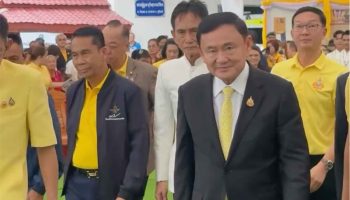 Таксин посещает одну из затерянных провинций Пхеутай и обещает работать на благо общества