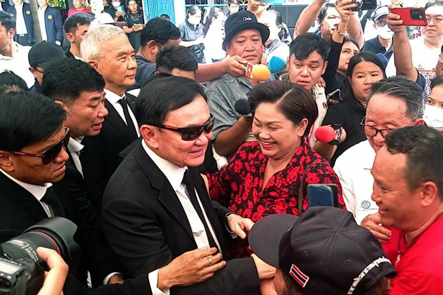 Таксин сталкивается с трудностями во время ответного тура