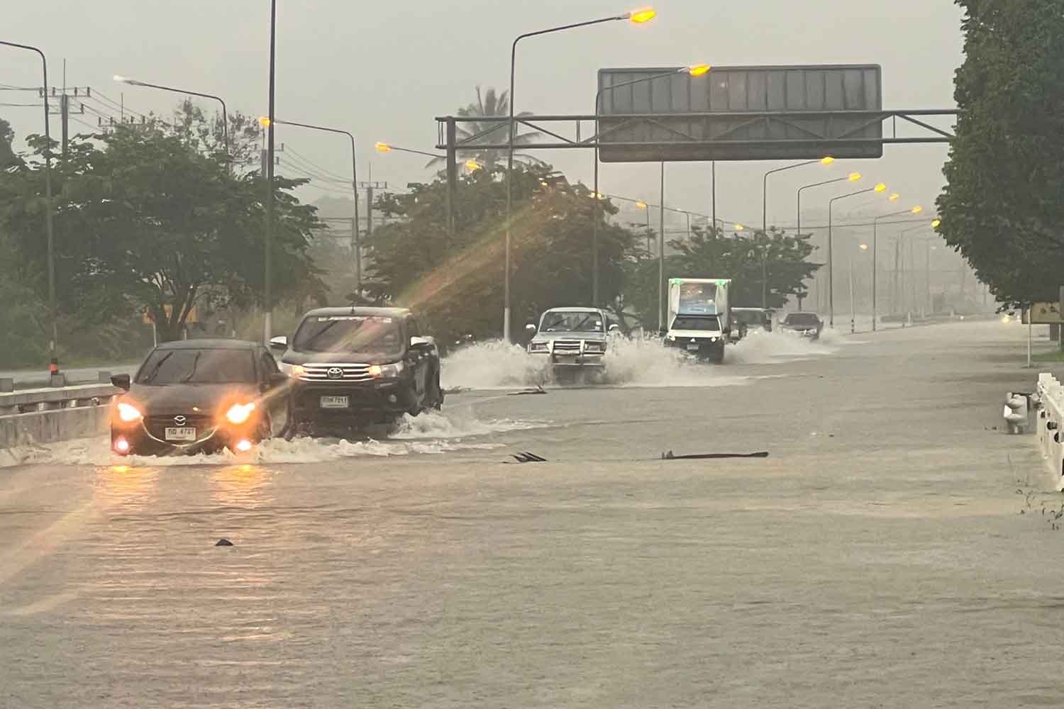 Трат-хайвей затоплен, требуется немедленный сброс воды из водохранилища