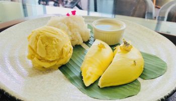 Туристы заполонили первое кафе с дурианом в Накхонратчасиме