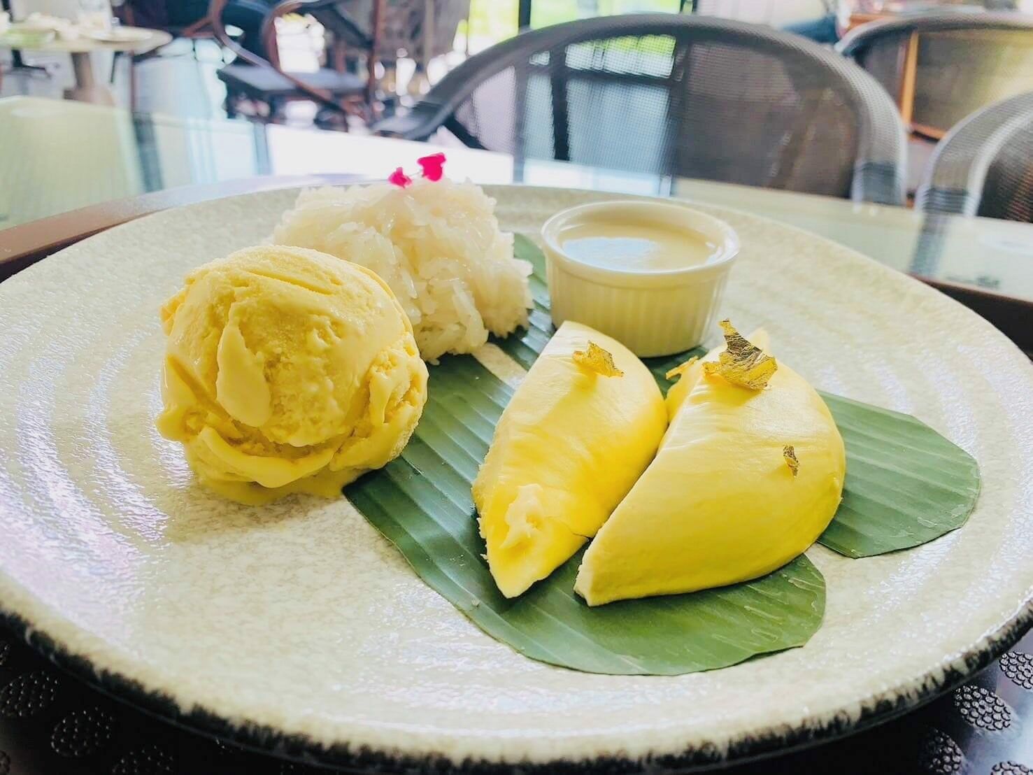 Туристы заполонили первое кафе с дурианом в Накхонратчасиме