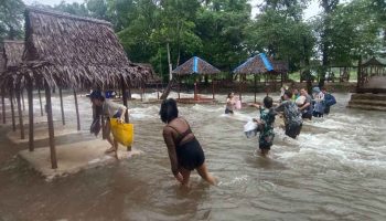 Туристы, спасенные из-за наводнения на Као Яй, пропали под водой