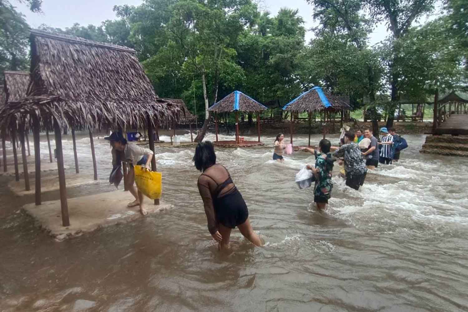 Туристы, спасенные из-за наводнения на Као Яй, пропали под водой