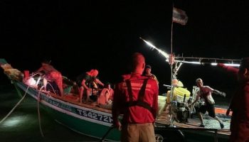 Туристы спасены после того, как скоростной катер затонул у побережья Сурат-Тани