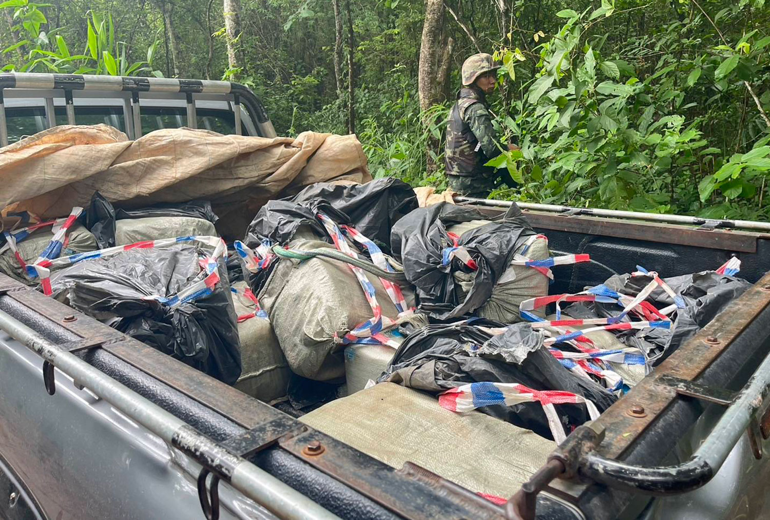 Убегающие контрабандисты выбросили 3,2 миллиона таблеток "Спид"