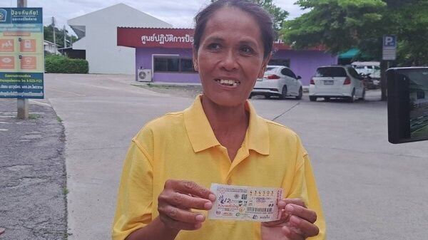Школьная уборщица выиграла 1 миллион батов в национальную лотерею