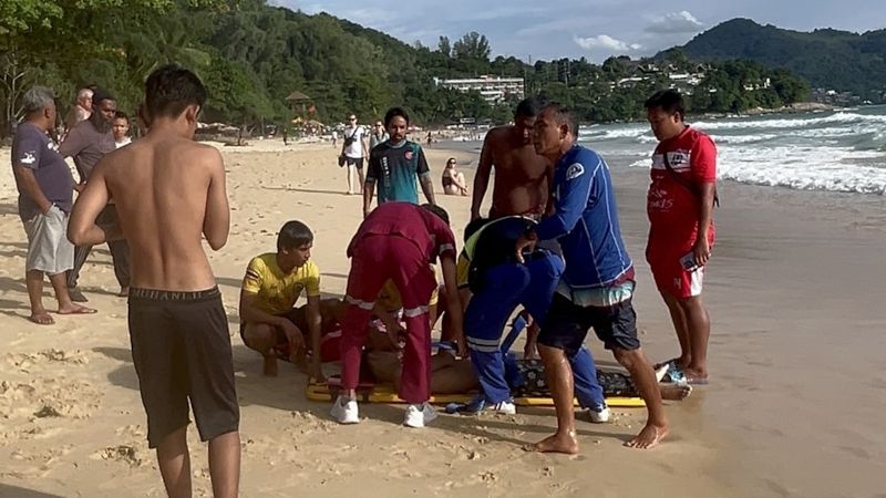 Школьники попали в отбойное течение на Сурине. Один ребенок погиб, еще один пропал в море