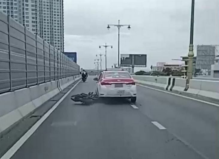 Ярость на дороге: таксист в Бангкоке протащил мотоциклиста целый километр