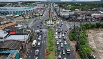 Автомобилисты Пхукета нарушили работу из-за переноса столбов подземного перехода героинь