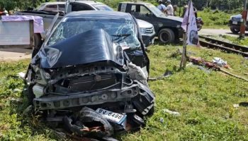 Автомобиль попал под поезд на юге Таиланда, водитель выжил