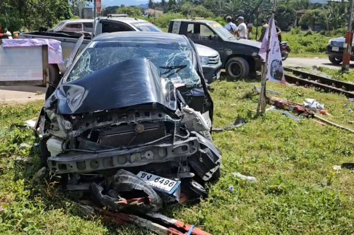 Автомобиль попал под поезд на юге Таиланда, водитель выжил