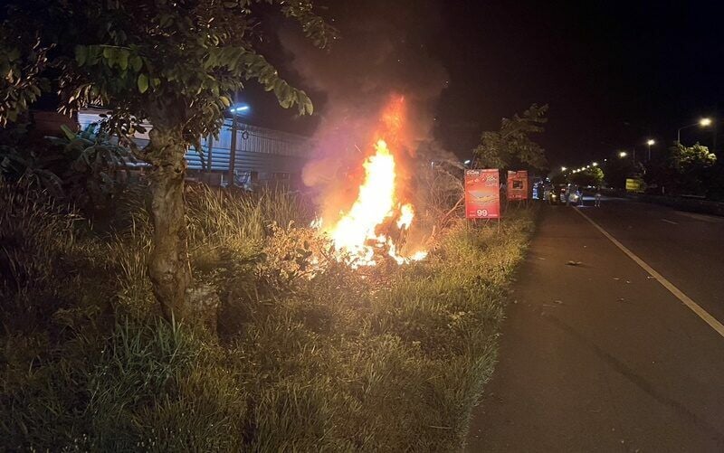 Автомобильная авария в Ратчабури произошла после того, как женщины свернули в сторону, чтобы объехать собаку