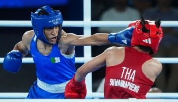 Алжирский боксер Хелиф одержал победу над тайским боксером Джанджаемомом