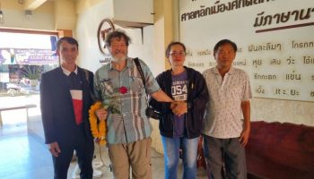 Американский отец воссоединился с тайской дочерью после 48 лет разлуки