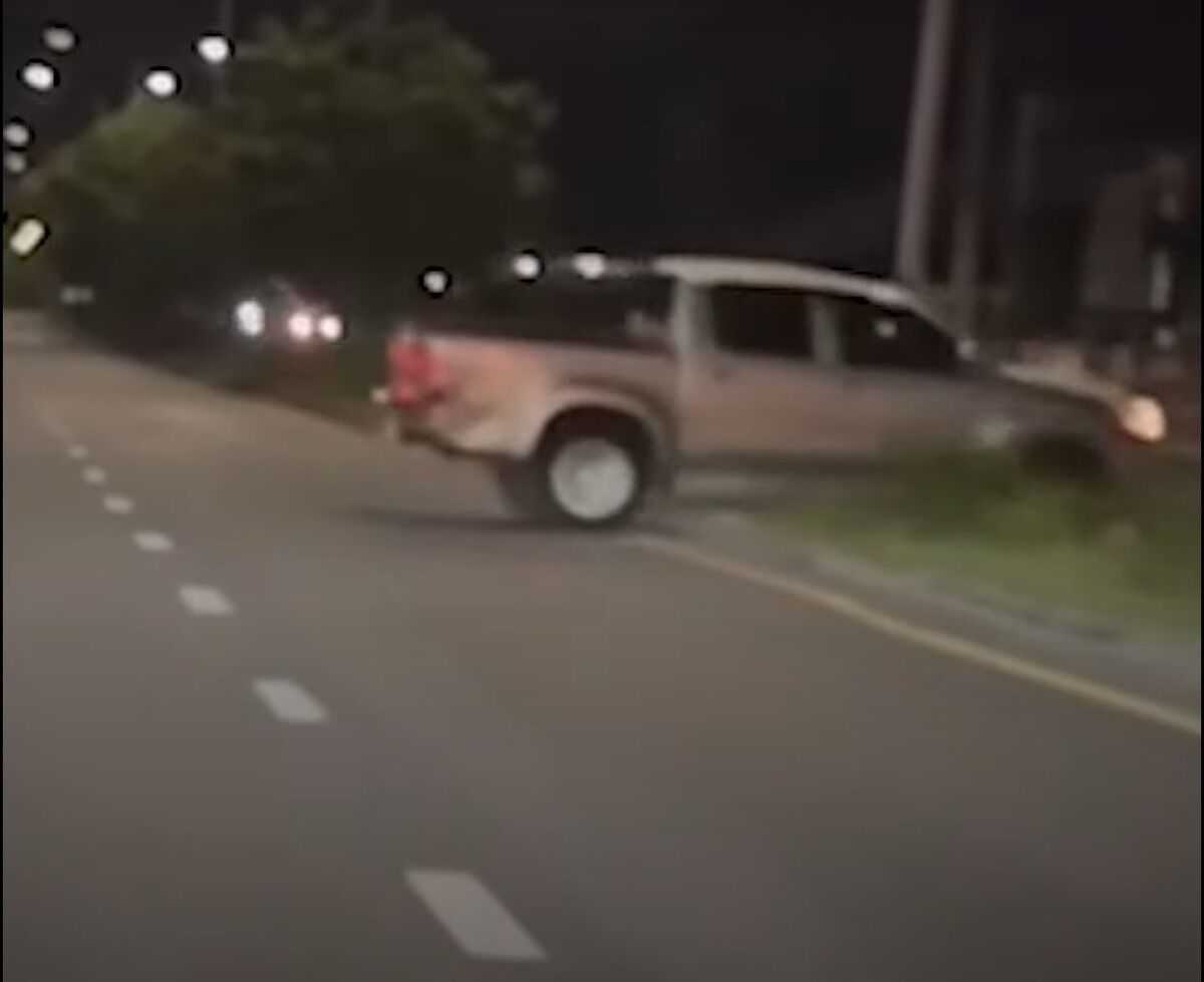 В результате аварии пикапа в Бангкоке пострадал мотоциклист