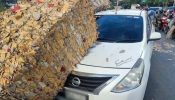 В Таиланде грузовик опрокинулся, раздавив машину, но водитель выжил