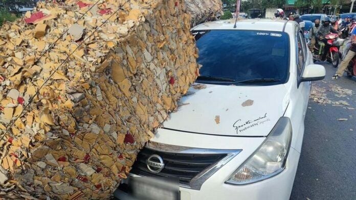 В Таиланде грузовик опрокинулся, раздавив машину, но водитель выжил