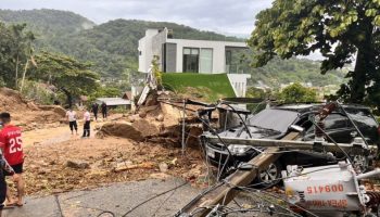 Вода и грунт с холмов залили дома в районе Ката-Карон