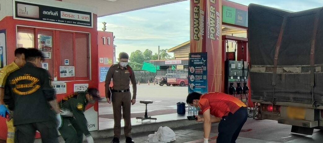 Водитель грузовика погиб после того, как шестиколесный грузовик упал в канал