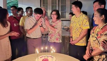Глава округа Банг Ламунг отмечает 41-й день рождения вместе с лидерами