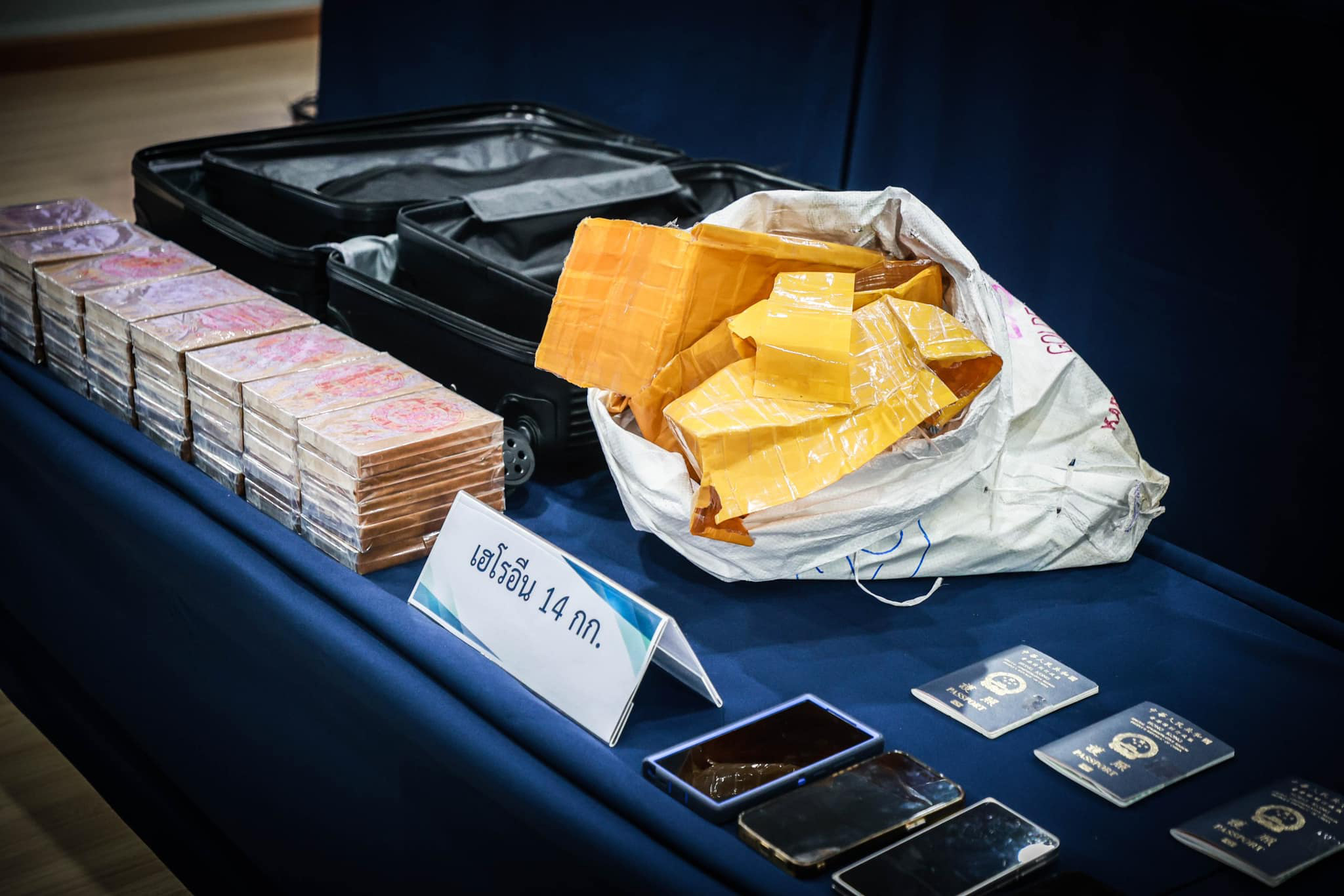 Гонконгских гангстеров арестовали в аэропорту за контрабанду героина