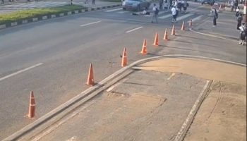 Драма на переходе через "зебру": пикап сбил ученика возле школы (видео)