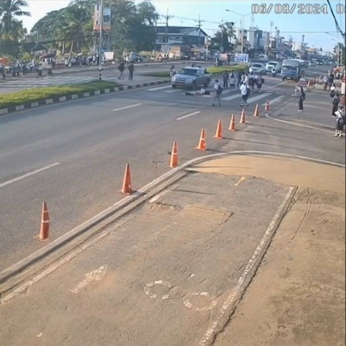 Драма на переходе через "зебру": пикап сбил ученика возле школы (видео)