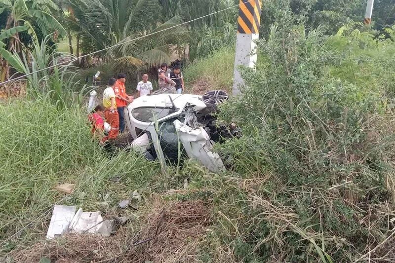 Женщина не пострадала после того, как BMW врезался в столб электропередачи