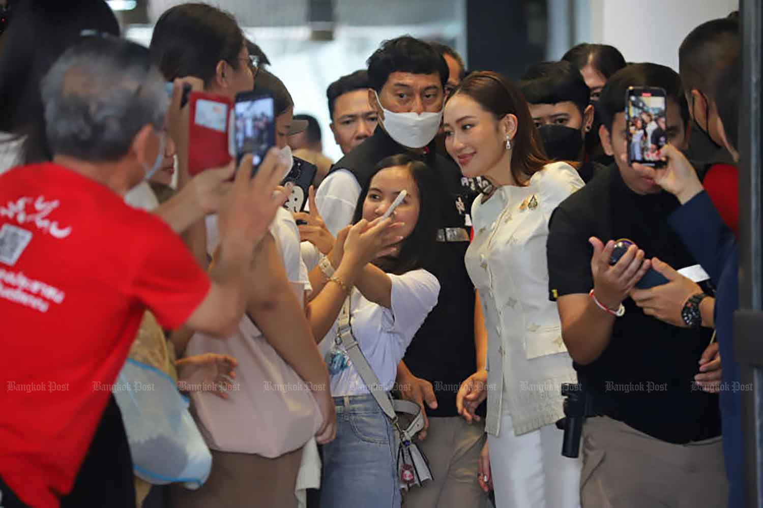 Иностранные лидеры поздравляют "Ung Ing" с новой работой