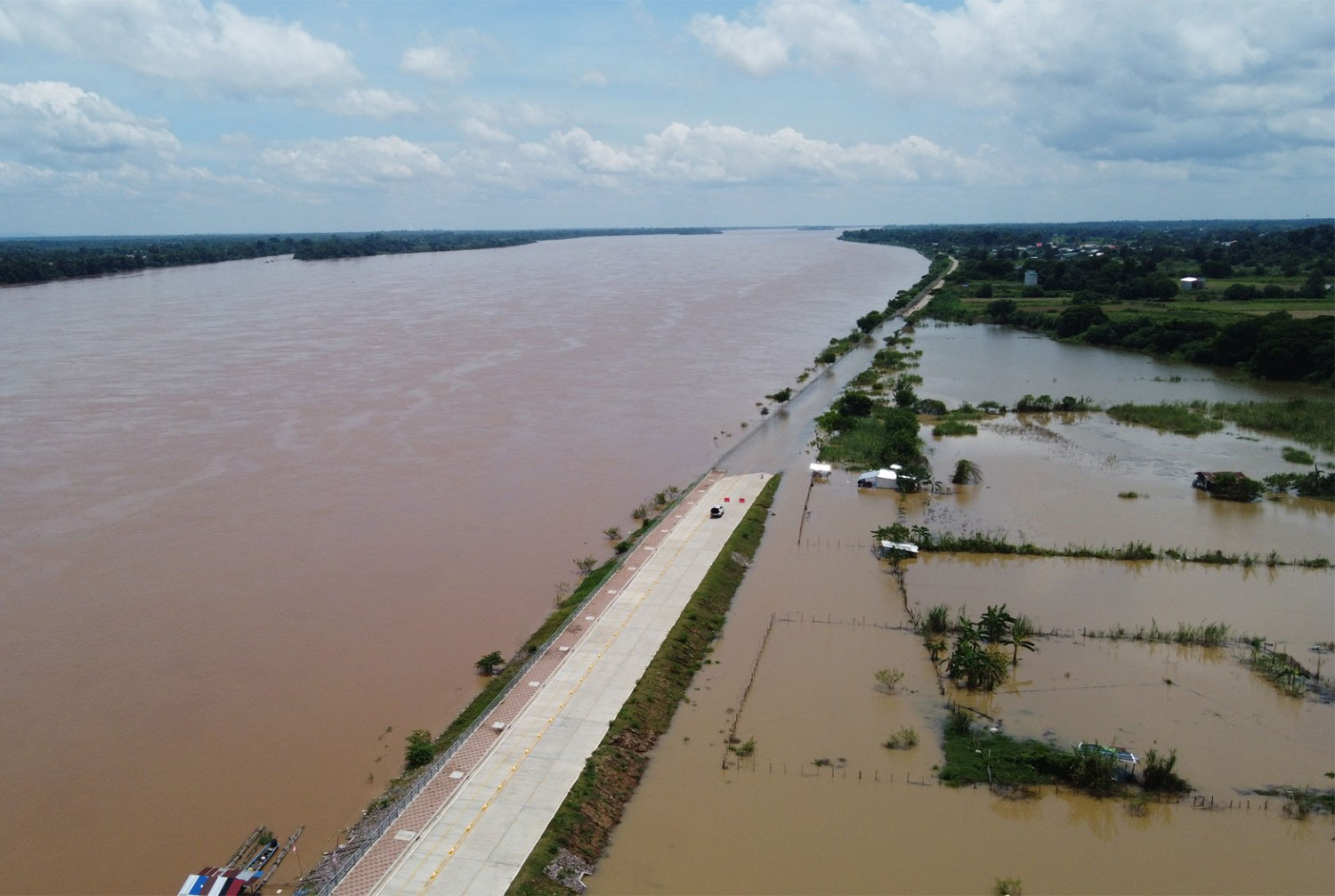 Китай отрицает сброс воды вверх по течению