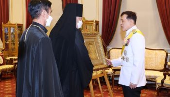 Королю Таиланда вручили его портрет, написанный художником из России