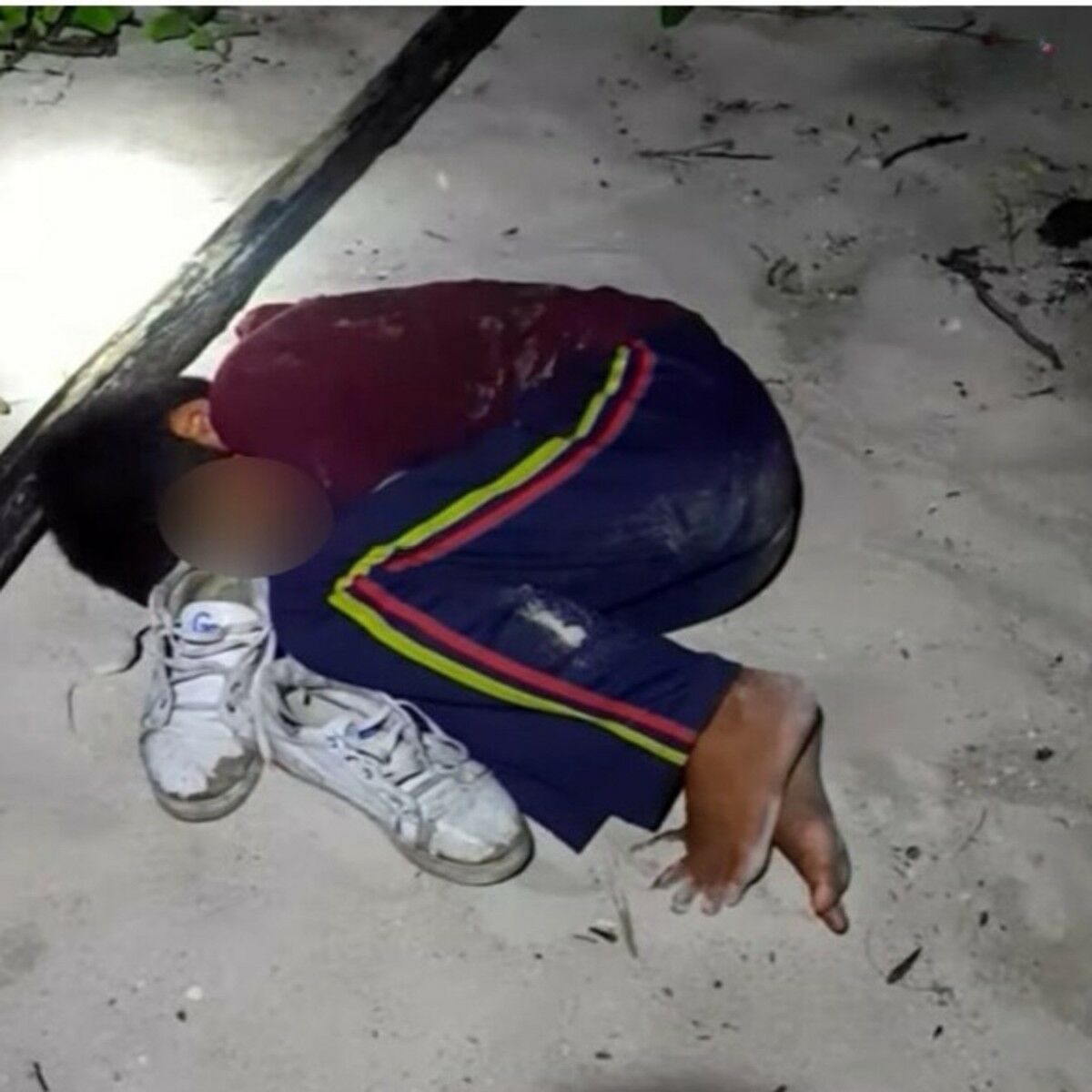 Маленький мальчик, найденный брошенным на пляже Самуи, вызвал возмущение (видео)