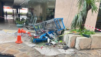 Мойщик окон погибает при падении строительных лесов