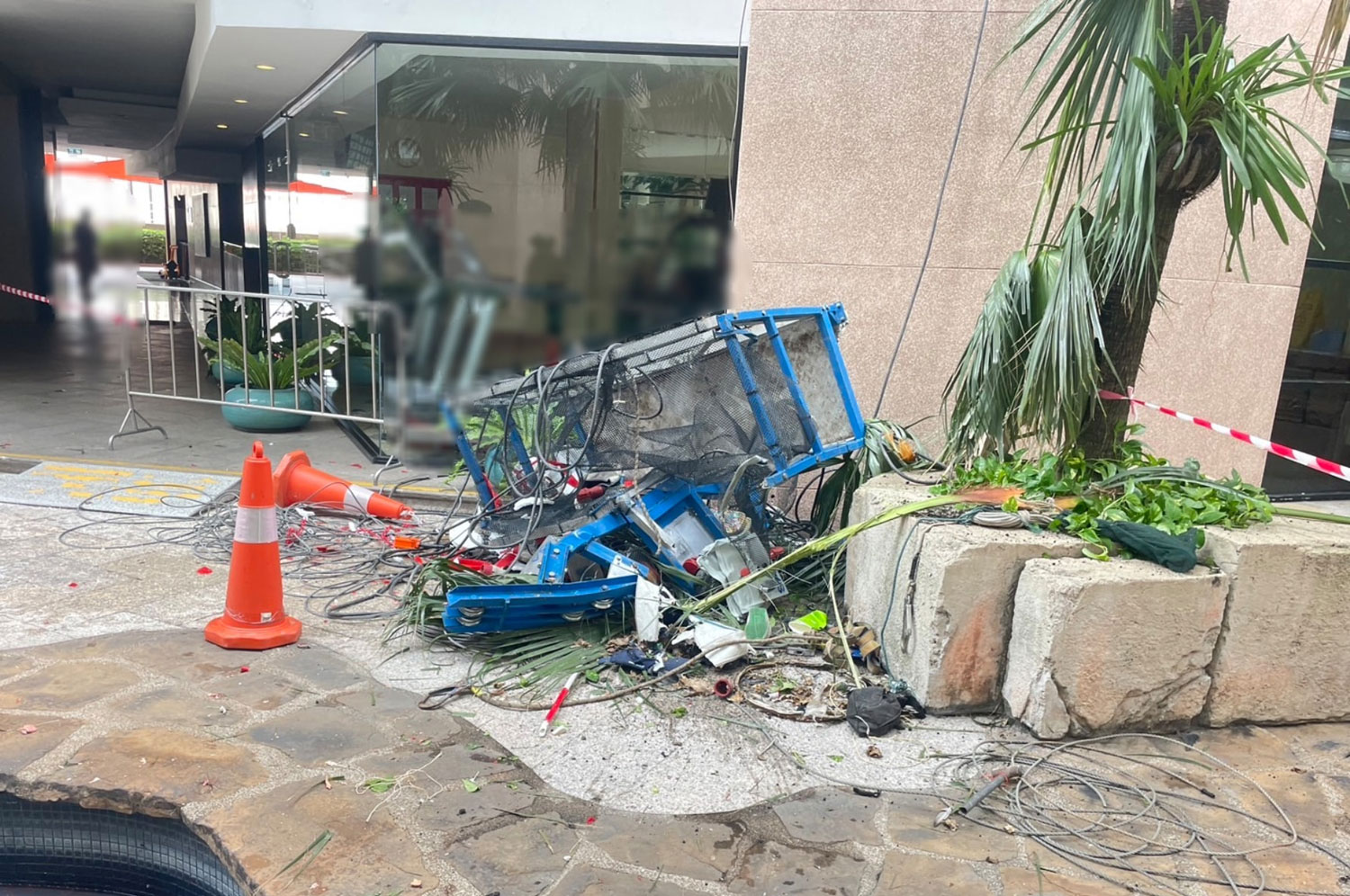 Мойщик окон погибает при падении строительных лесов