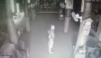 Мужчина арестован за кражу ящика для пожертвований в третьем храме в Бангкоке