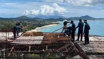 На острове Самуи сносят несанкционированные роскошные виллы на склоне холма