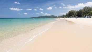 На пляже Карон вспыхнула драка между туристами и местными рабочими