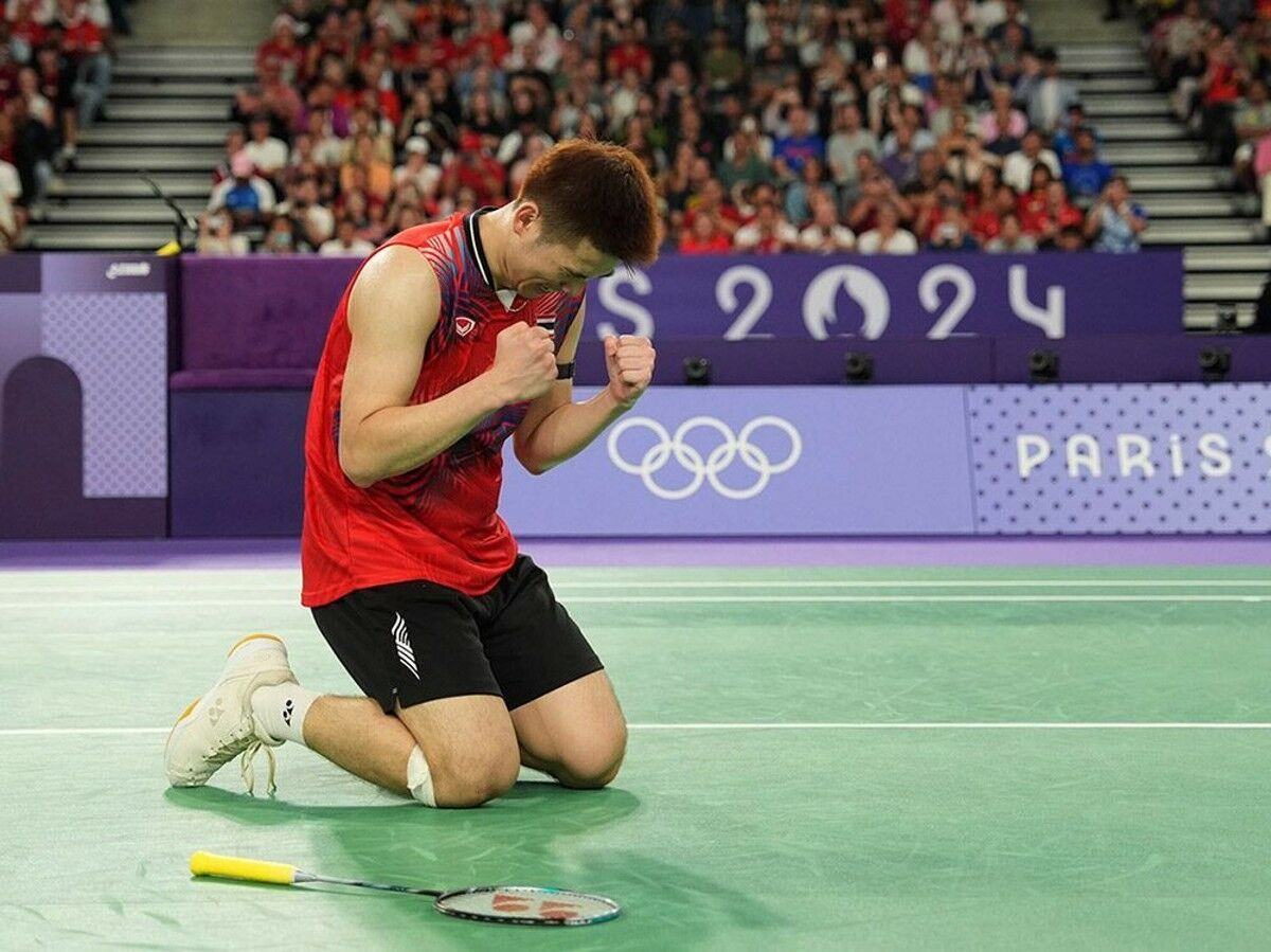 Нет худа без добра: звезда бадминтона Таиланда блистает на Олимпийских играх 2024 года