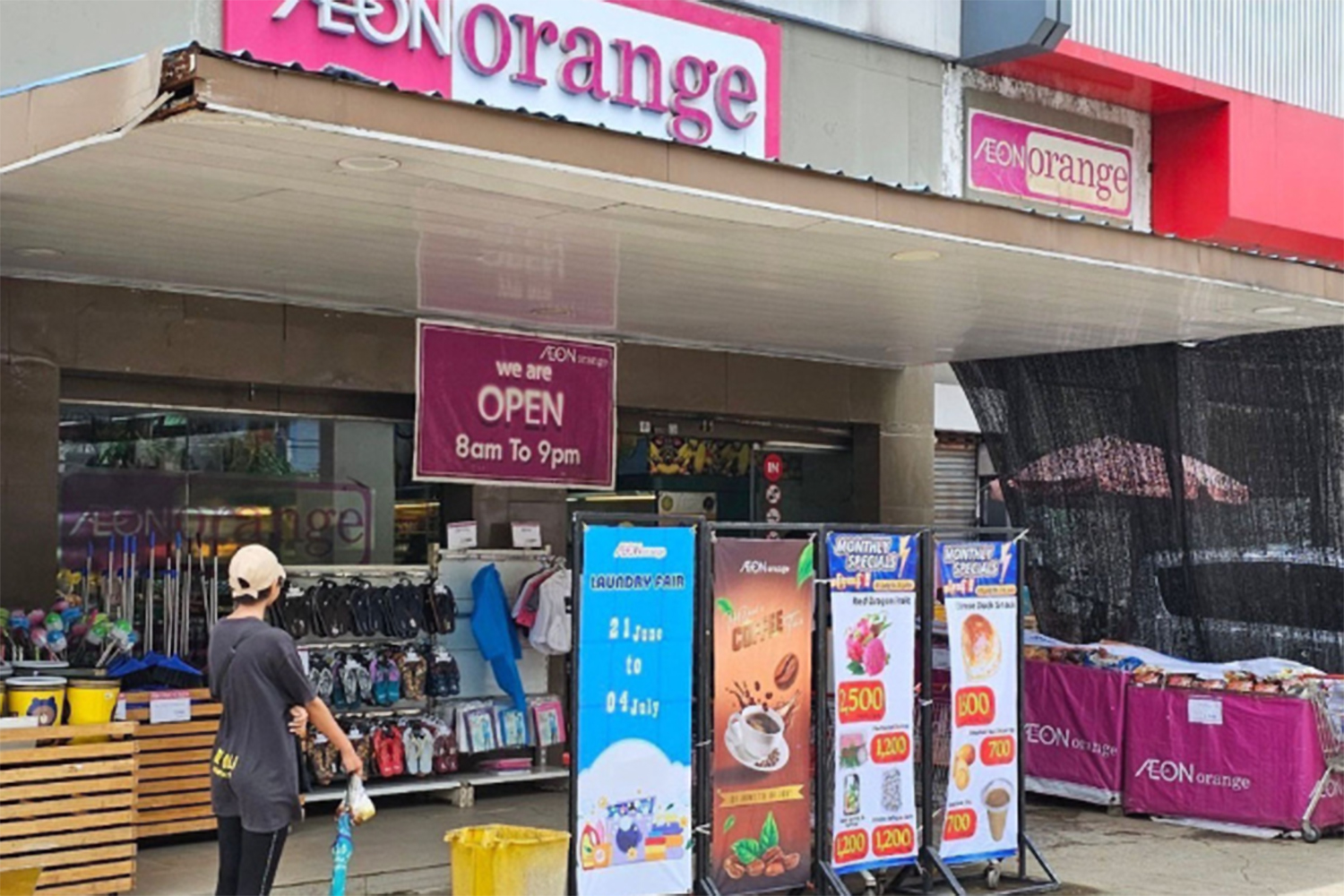 Освобожденный японский чиновник прибыл в Бангкок после осуждения в Мьянме